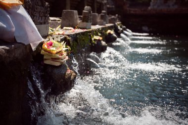 Kutsal kaynak suyu tirta empul içinde