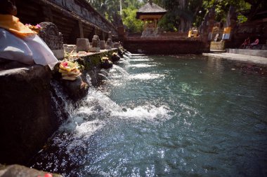 Kutsal kaynak suyu tirta empul içinde