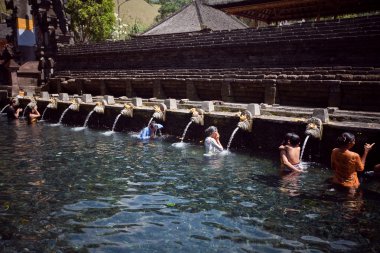 Kutsal kaynak suyu tirta empul içinde