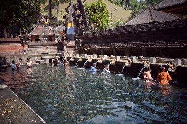 Kutsal kaynak suyu tirta empul içinde