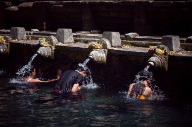 Kutsal kaynak suyu tirta empul içinde