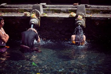 Kutsal kaynak suyu tirta empul içinde