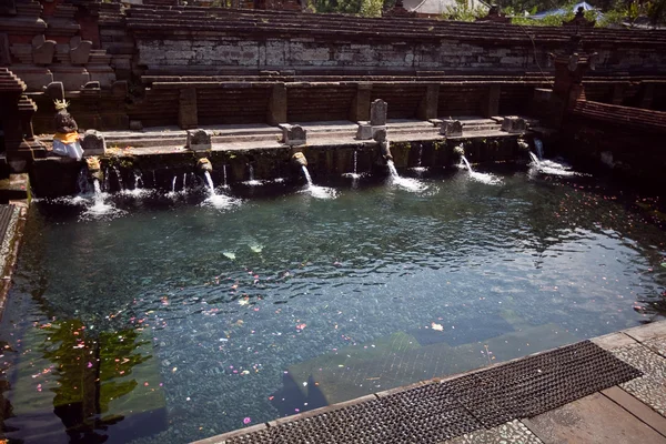 Água da nascente sagrada em tirta empul — Fotografia de Stock