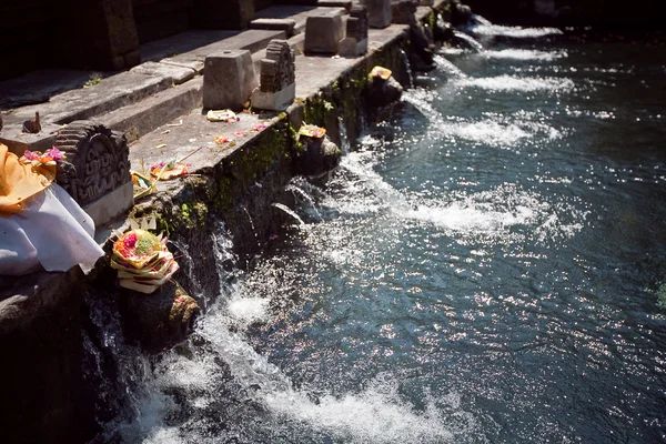 Água da nascente sagrada em tirta empul — Fotografia de Stock