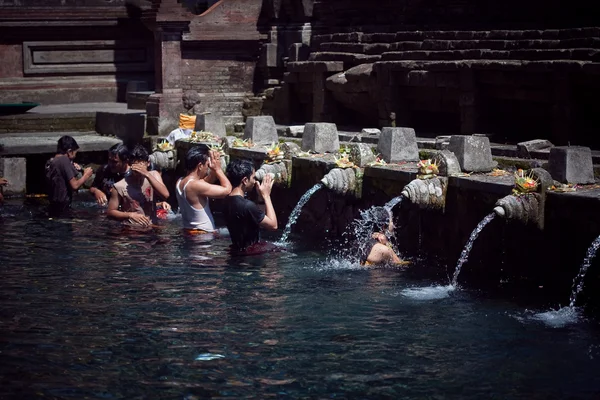 Святая родниковая вода в tirta empul — стоковое фото