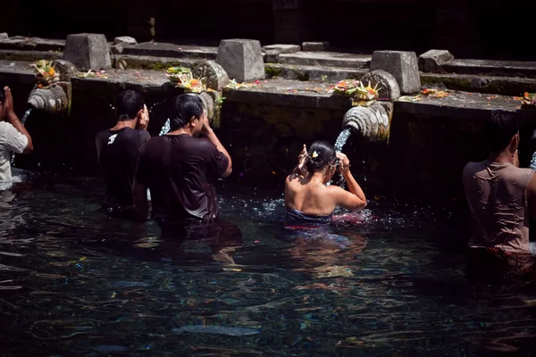 Agua de manantial santa en tirta empul — Foto de Stock