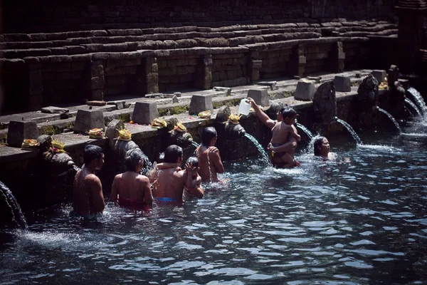 Água da nascente sagrada em tirta empul — Fotografia de Stock