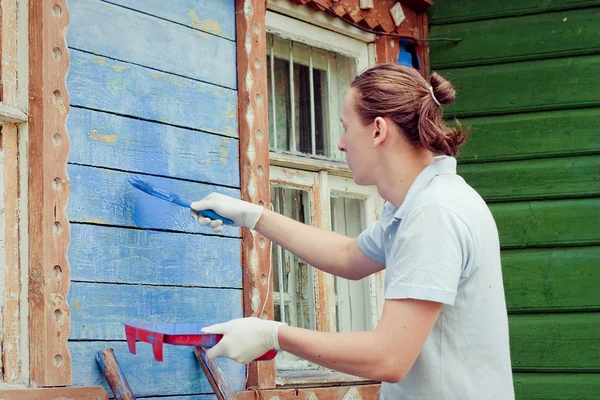 Uomo pittura una casa — Foto Stock