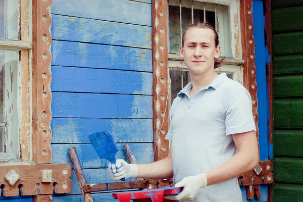 Homem pintando uma casa — Fotografia de Stock