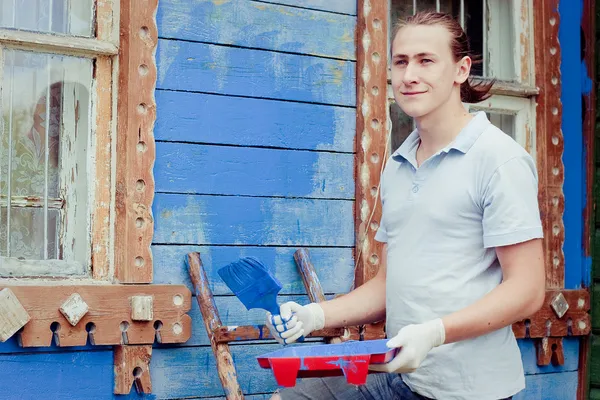 Hombre pintando una casa — Foto de Stock