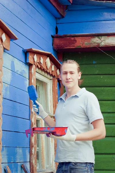 Homem pintando uma casa — Fotografia de Stock