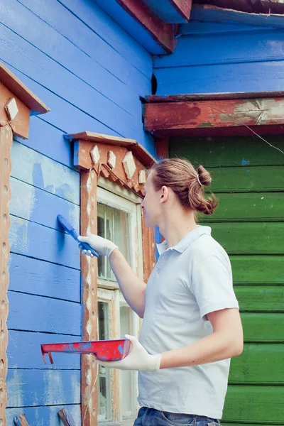 Człowiek malowanie domu — Zdjęcie stockowe
