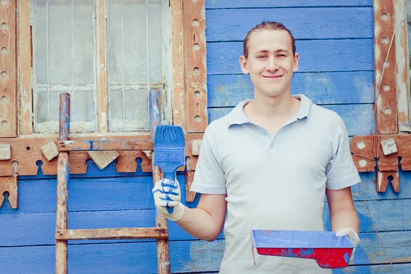 Uomo in piedi con strumenti per la pittura — Foto Stock