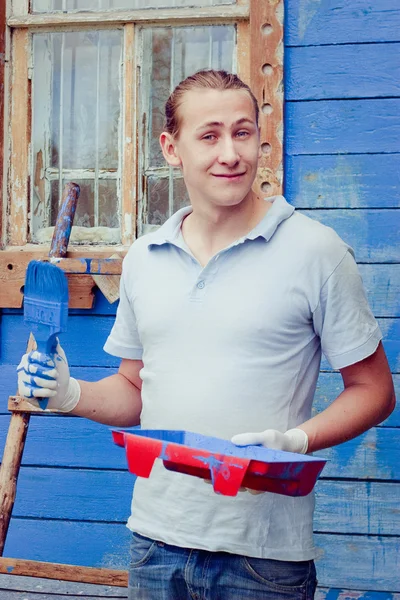 Hombre con herramientas para pintar — Foto de Stock