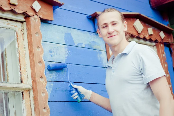 Hombre con herramienta de pintura — Foto de Stock