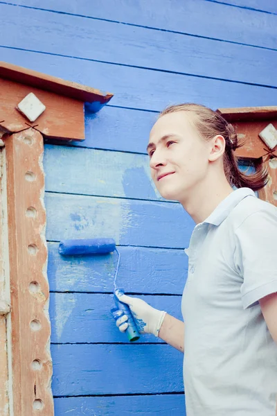 Homem com ferramenta de pintura — Fotografia de Stock