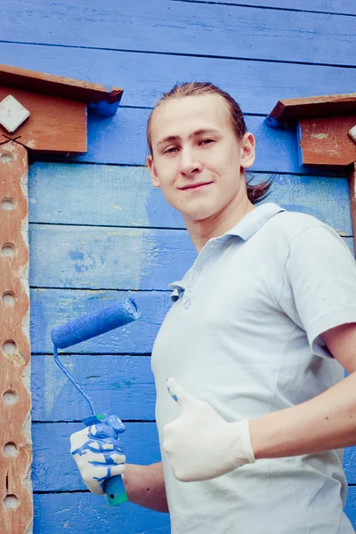 Hombre pintando la casa — Foto de Stock