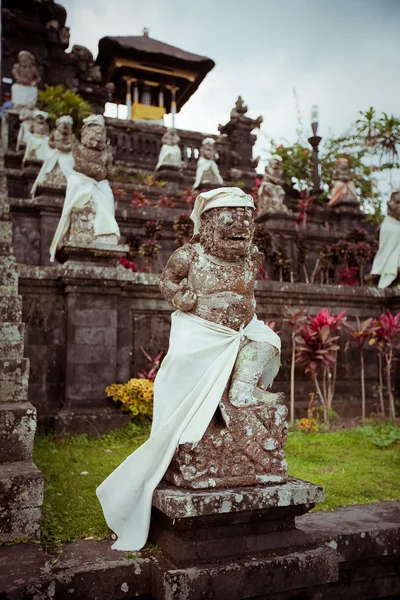 Foto verticale di vecchia bella statua balinese in pietra nel tempio di Besakih a Bali — Foto Stock