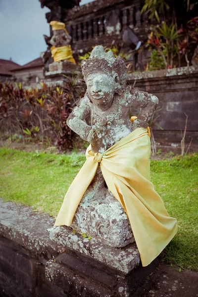 Vertikala foto av gamla vackra sten balinesiska staty i besakih tempel i bali — Stockfoto