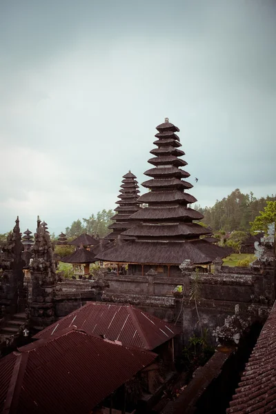 ブサキ寺院 pura besakih はバリ最大の崇拝の最も重要な場所. — ストック写真