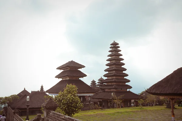 Храм матері Besakih. Найбільший індуїстський храм Балі — стокове фото