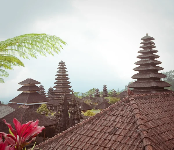 传统的巴厘岛式建筑。pura besakih 寺. — 图库照片