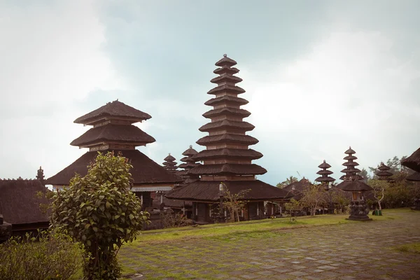 Besakih anya templom. Bali legnagyobb hindu templom — Stock Fotó