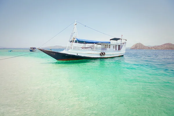 Místní rybářský člun. Bali, Indonésie — Stock fotografie