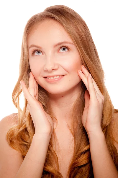 Mooie vrouw aan haar haren en het gezicht te raken — Stockfoto