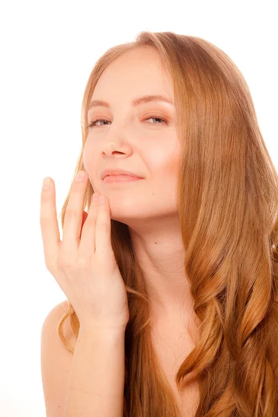 Mooie vrouw aan haar haren en het gezicht te raken — Stockfoto