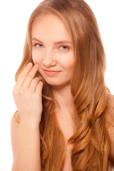 Mooie vrouw aan haar haren en het gezicht te raken — Stockfoto