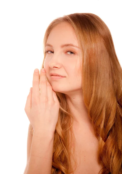 Mooie vrouw aan haar haren en het gezicht te raken — Stockfoto