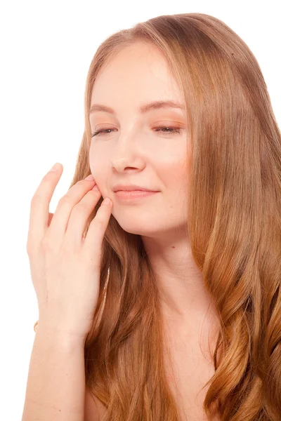 Schöne Frau, die ihre Haare und ihr Gesicht berührt — Stockfoto