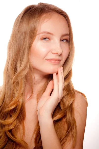 Bella donna che si tocca i capelli e il viso — Foto Stock