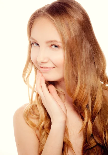 Mooie vrouw aan haar haren en het gezicht te raken — Stockfoto