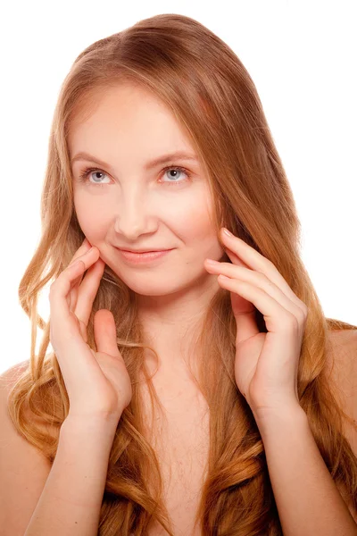 Schöne Frau, die ihre Haare und ihr Gesicht berührt — Stockfoto