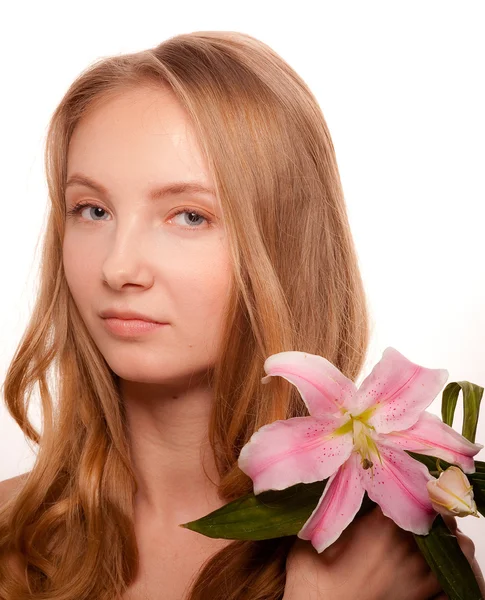 Menina bonita com um lírio flor — Fotografia de Stock