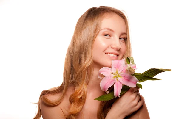 Красивая девушка с цветочной лилией — стоковое фото