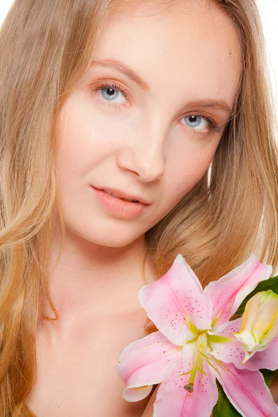 Menina bonita com um lírio flor — Fotografia de Stock