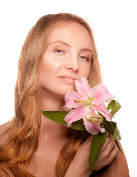 Hermosa chica con un lirio de flores — Foto de Stock