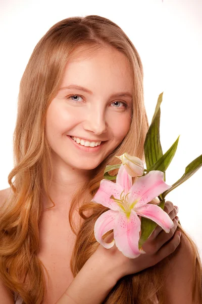 Hermosa chica con un lirio de flores — Foto de Stock