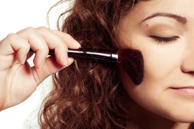 güzel genç bir kadın ile alet yapmak