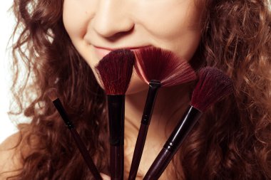 güzel genç bir kadın ile alet yapmak