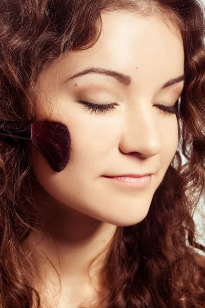 Giovane bella donna con strumenti di trucco — Foto Stock