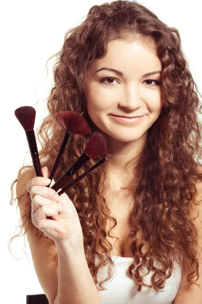 Jeune belle femme avec des outils de maquillage — Photo