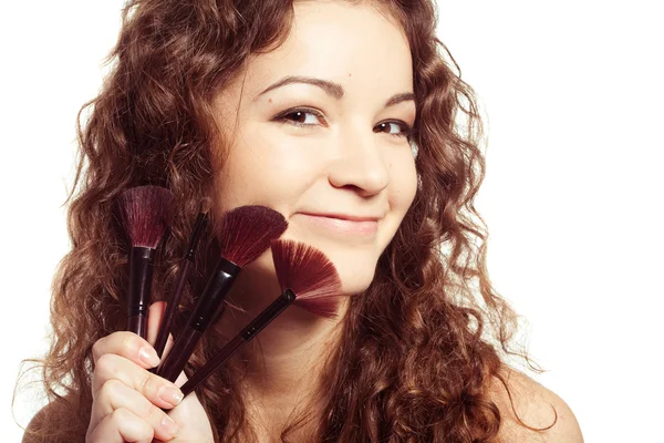 Giovane bella donna con strumenti di trucco — Foto Stock