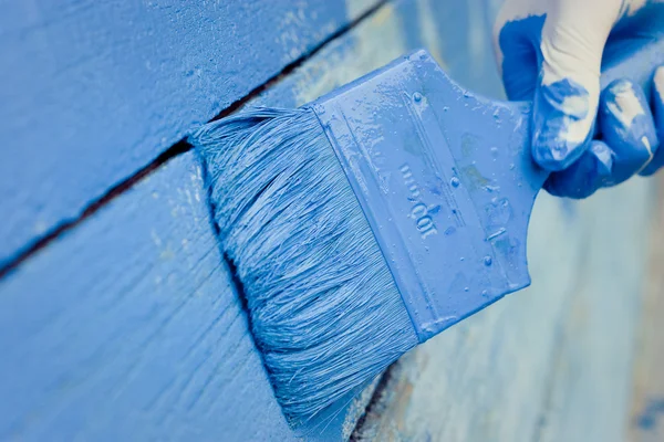 Hand painting blue wooden wall — Stock Photo, Image