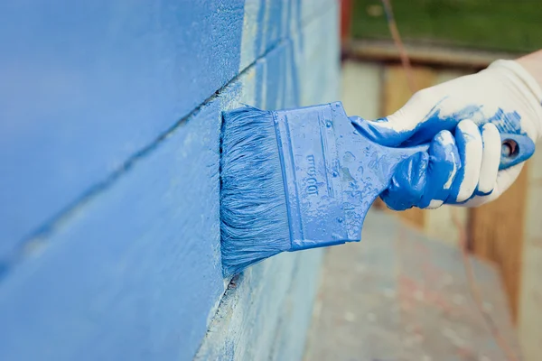 Mão pintura parede de madeira azul — Fotografia de Stock