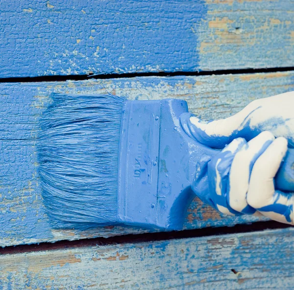 Hand painting blue wooden wall — Stock Photo, Image