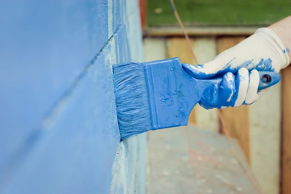 Peinture à la main mur en bois bleu — Photo